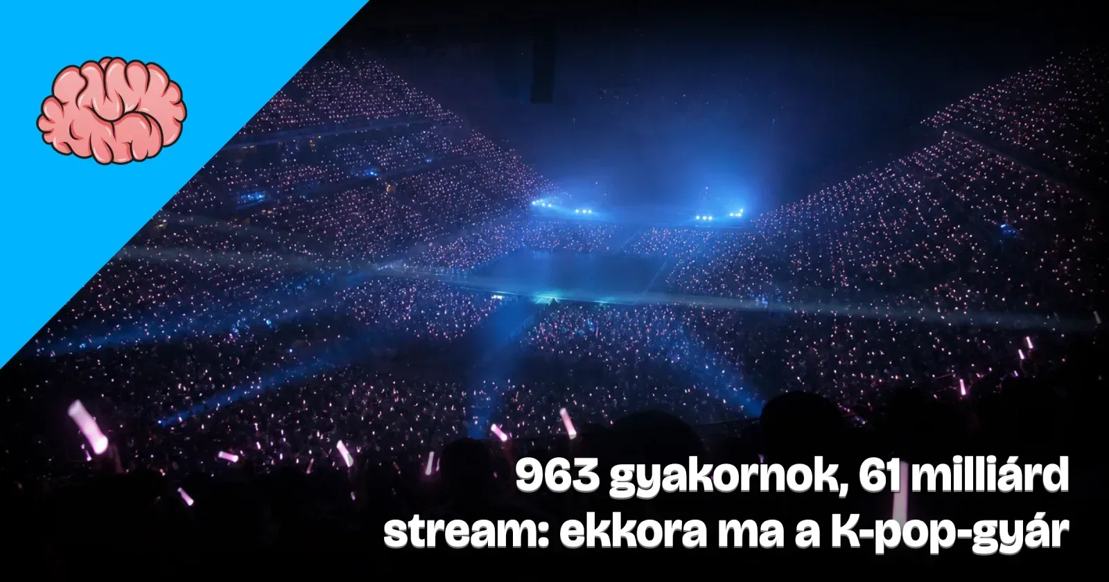 Generált illusztráció: éjszakai koncert felülről, sűrű közönség fénypálcákkal, arcok nélkül.